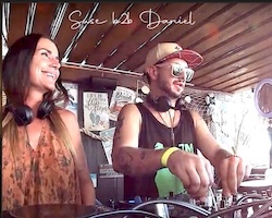 Daniel Schalk bei einem DJ-Set mit Technics Plattenspielern