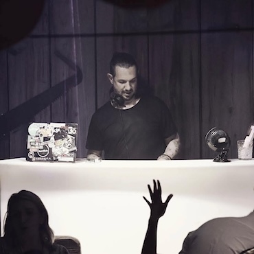 Tanzende Menschen bei einem KÖTERMUKKE Event in Linz